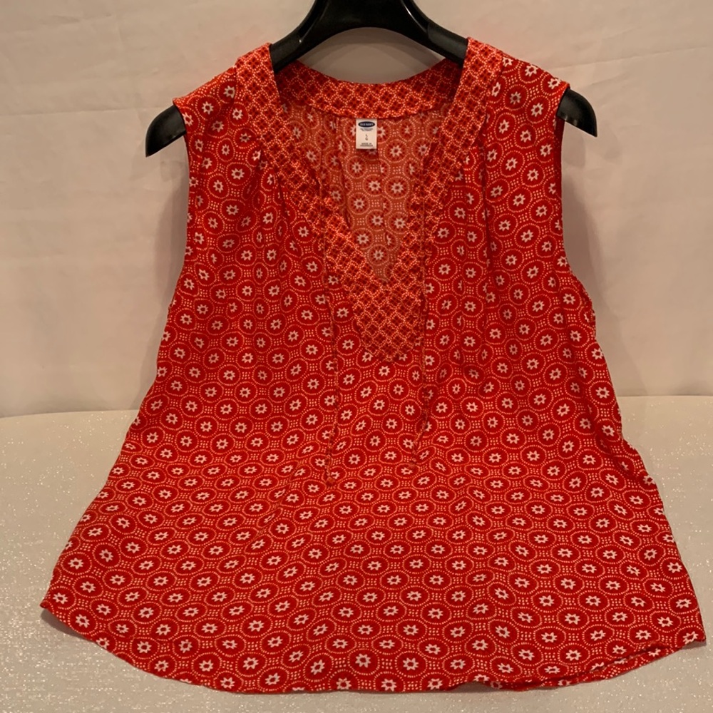 Old Navy Red Flowered V neck shirt sleeve blouse. Size L